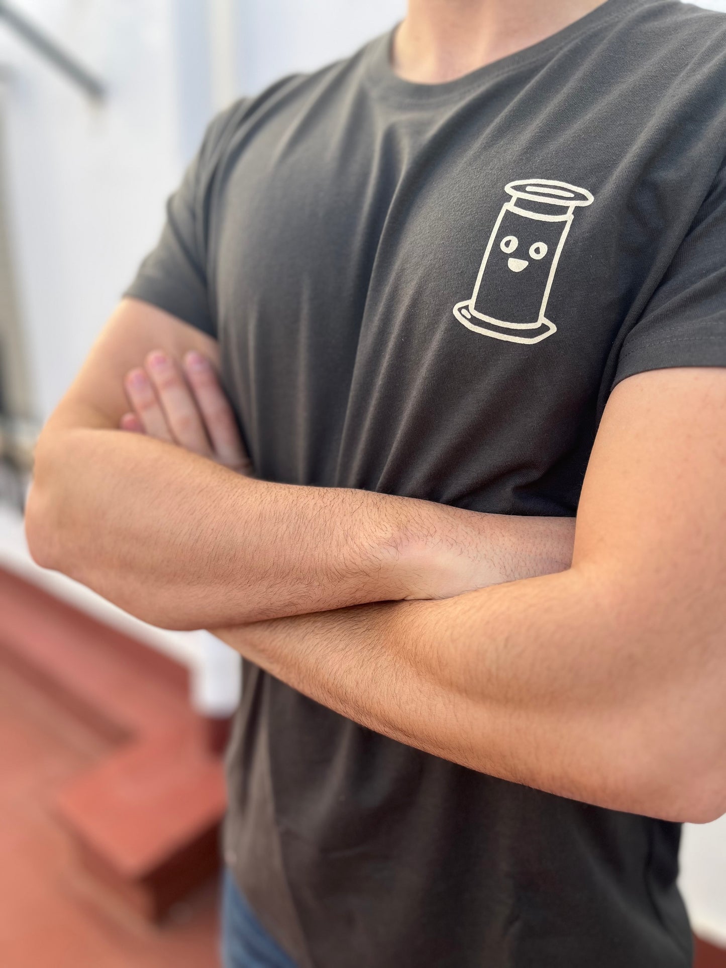 Camiseta Coffee & Translation Aeropress + dino (ónice y crema)