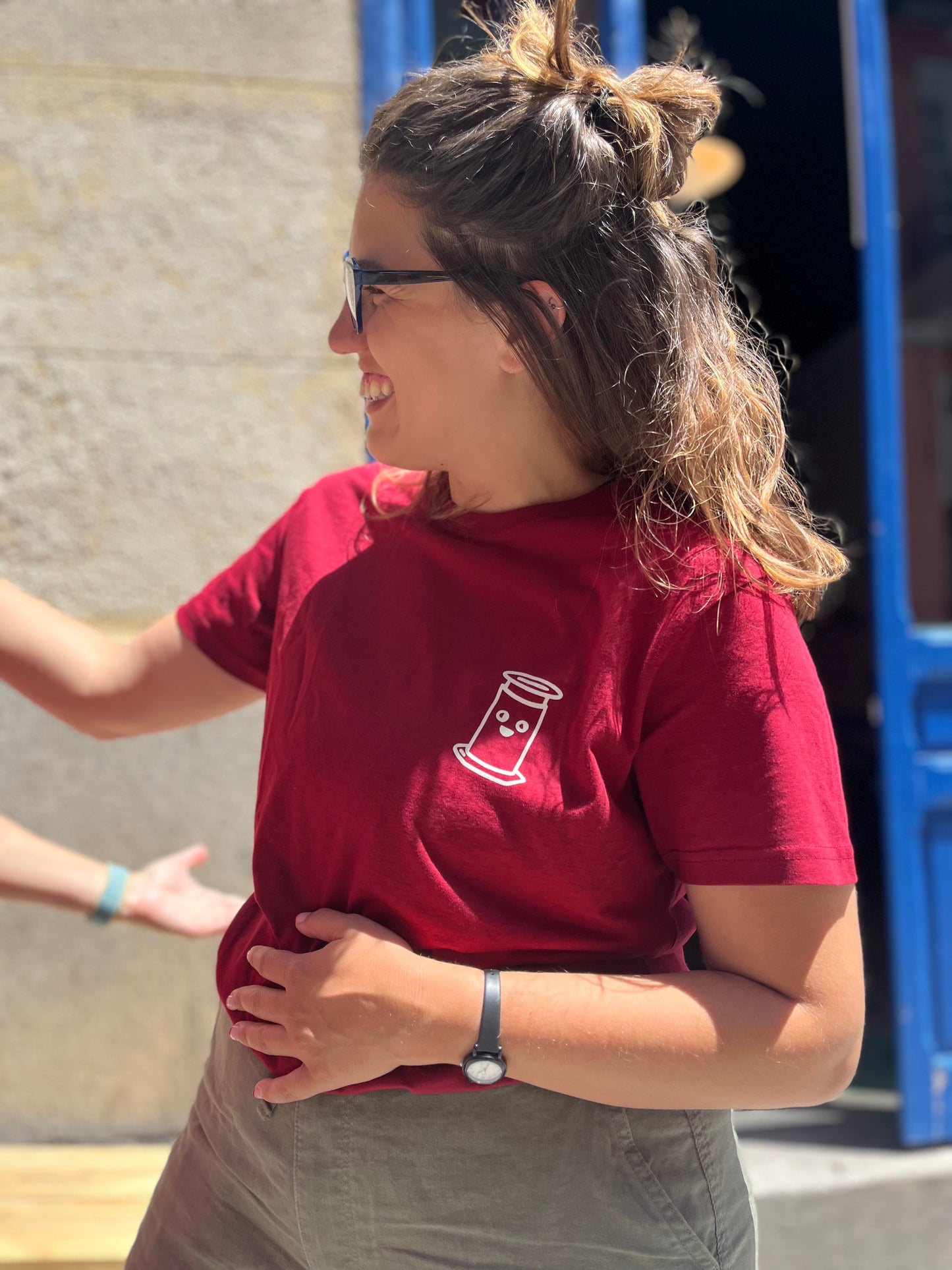 Camiseta Coffee & Translation - Aeropress + dino (roja)