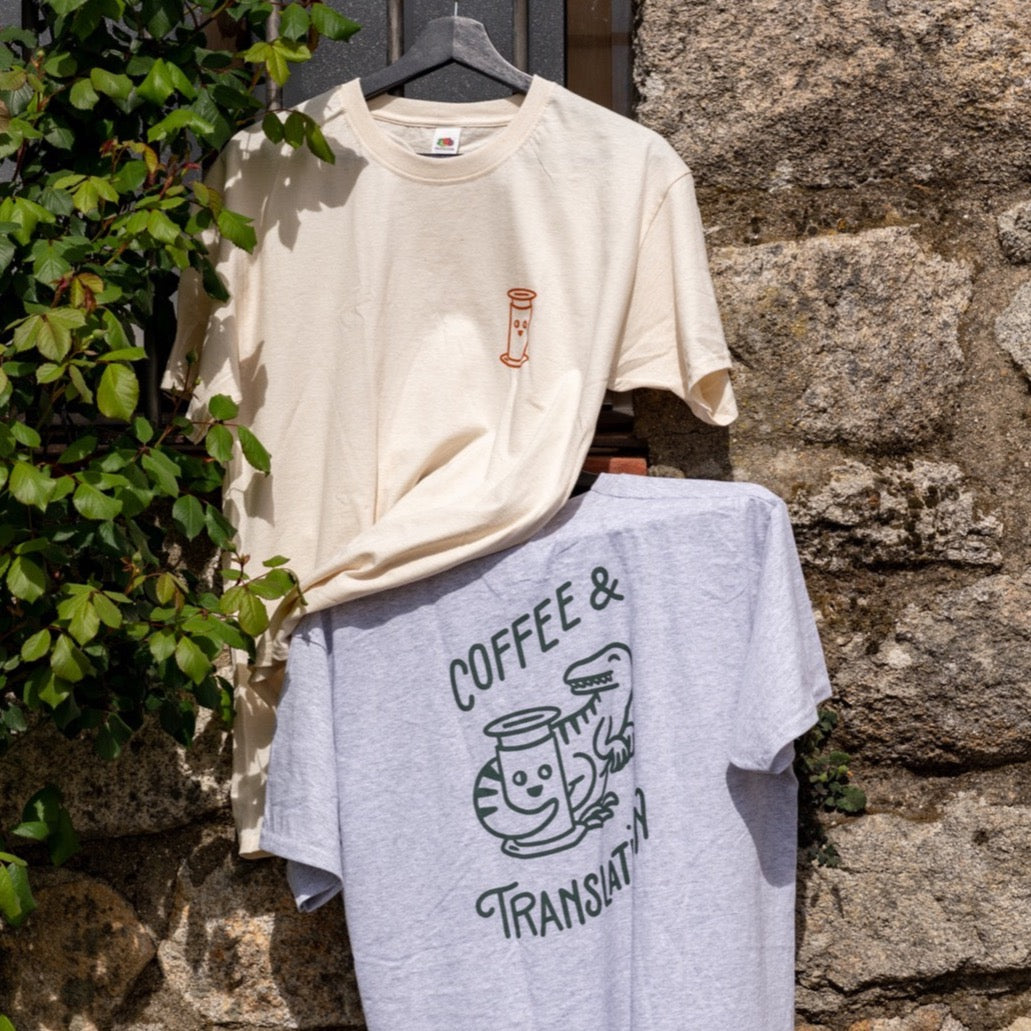 Camiseta Coffee & Translation - Aeropress + dino