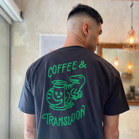 Camiseta Coffee & Translation - Aeropress + dino (negra y verde)