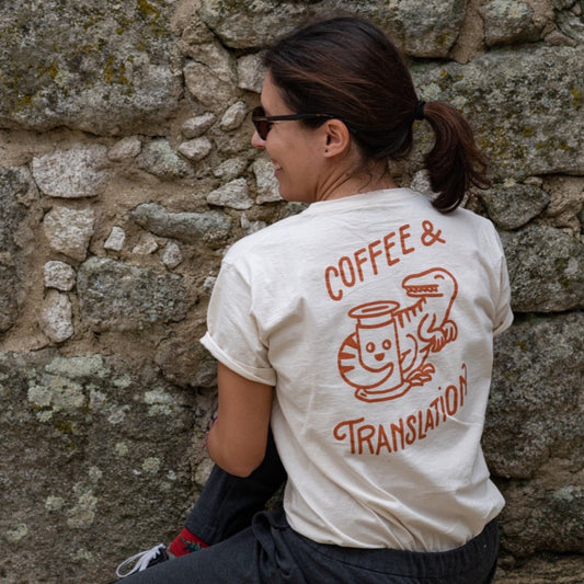 Camiseta Coffee & Translation - Aeropress + dino